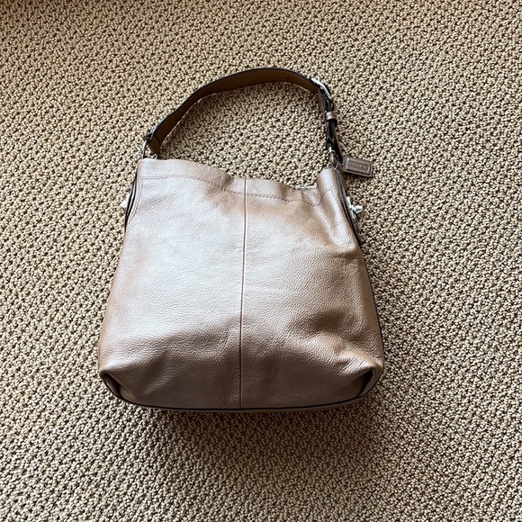 Coach Pearlized Tan leather bag with beautiful hardware - Picture 11 of 13